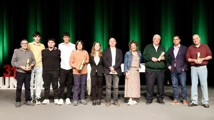 El diputado Jordi Fàbrega con los ganadores