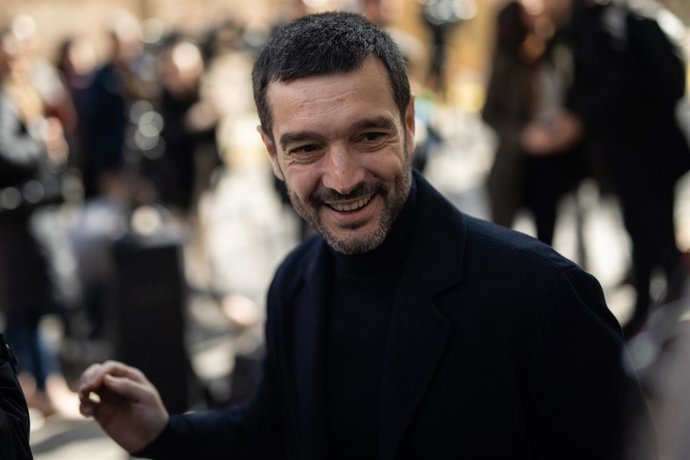 El ministro de Derechos Sociales, Consumo y Agenda 2030, Pablo Bustinduy, tras atender a los medios de comunicación para hablar sobre pisos turísticos ilegales en Madrid, a 21 de abril de 2025, en Madrid (España). 