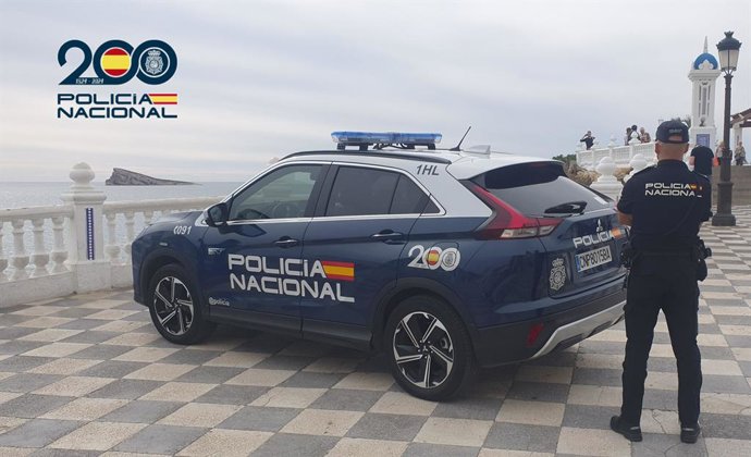 A Polícia Nacional prende duas mulheres por furtarem turistas nas proximidades de suas casas de férias