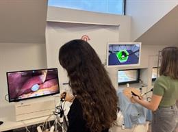 Facultativos y residentes se forman con el simulador para cirugía mínimamente invasiva del ISPA-FINBA.