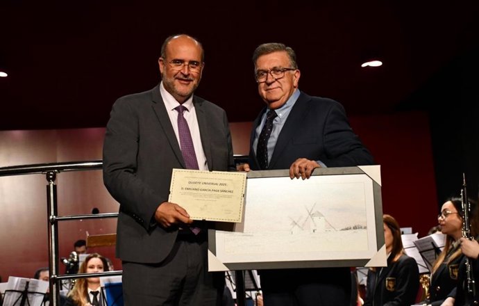 El vicepresidente primero de la Junta, José Luis Martínez Guijarro, recoge el reconocimiento de la Asociación durante las Fiestas Molineras.