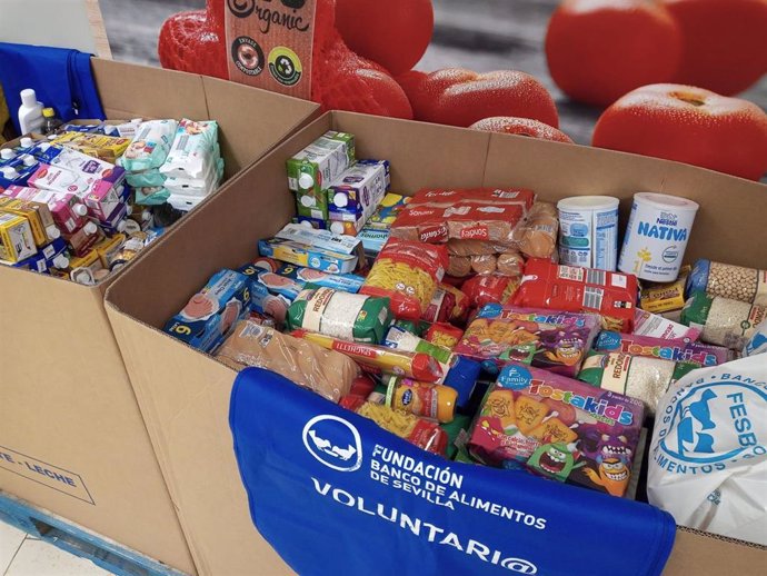 Archivo - Imagen de recurso de una de las 'bañeras' instaladas en una gran superficie para la recogida solidaria de alimentos.