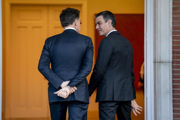 Archivo - El presidente del Gobierno, Pedro Sánchez (d), recibe al secretario general de la OTAN, Mark Rutte (i), en el Complejo de la Moncloa, a 27 de enero de 2025, en Madrid (España).