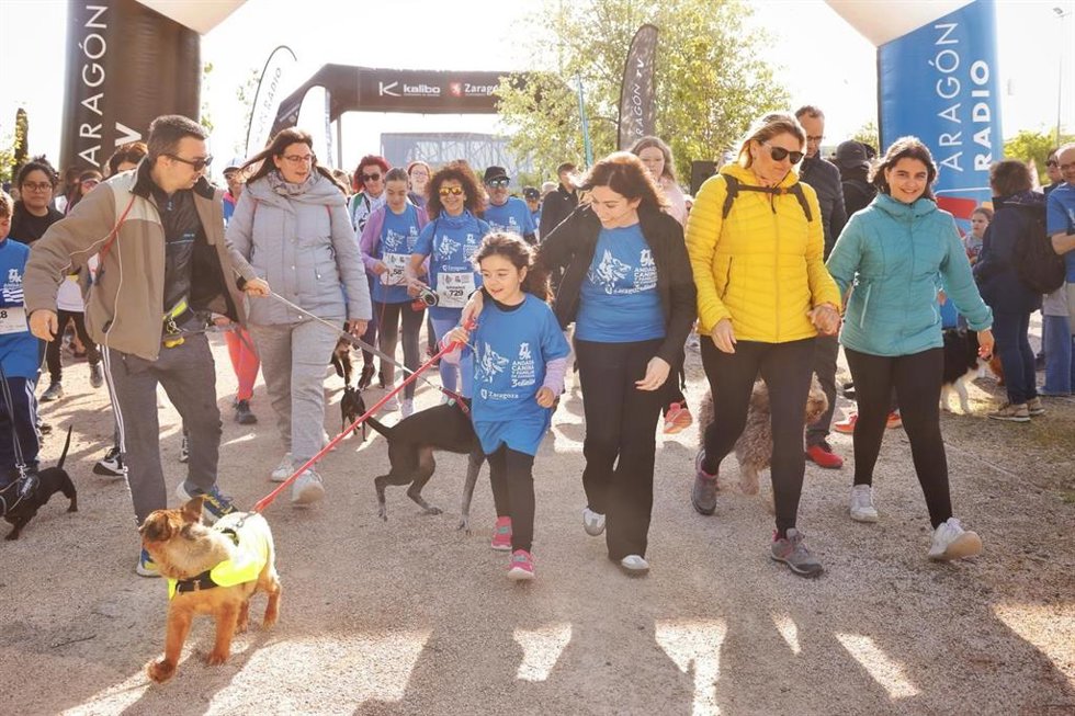 La consejera municipal de Medio Ambiente y Movilidad, Tatiana Gaudes, en la III Andada Canina y Familiar de Zaragoza Kalibo 5K de este domingo en el Parque del Agua de Zaragoza