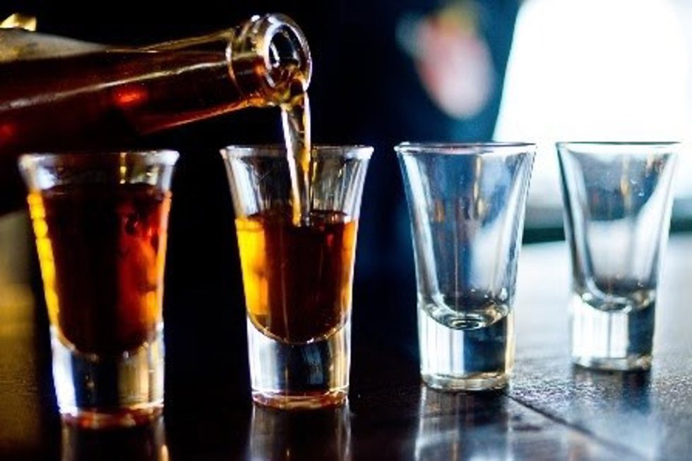 Archivo - Vasos con alcohol.-ARCHIVO