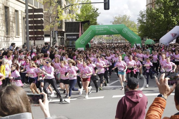 Logroño vive este domingo una verdadera "fiesta rosa" por la investigación contra el Cáncer con el apoyo de 11.000 corredoras