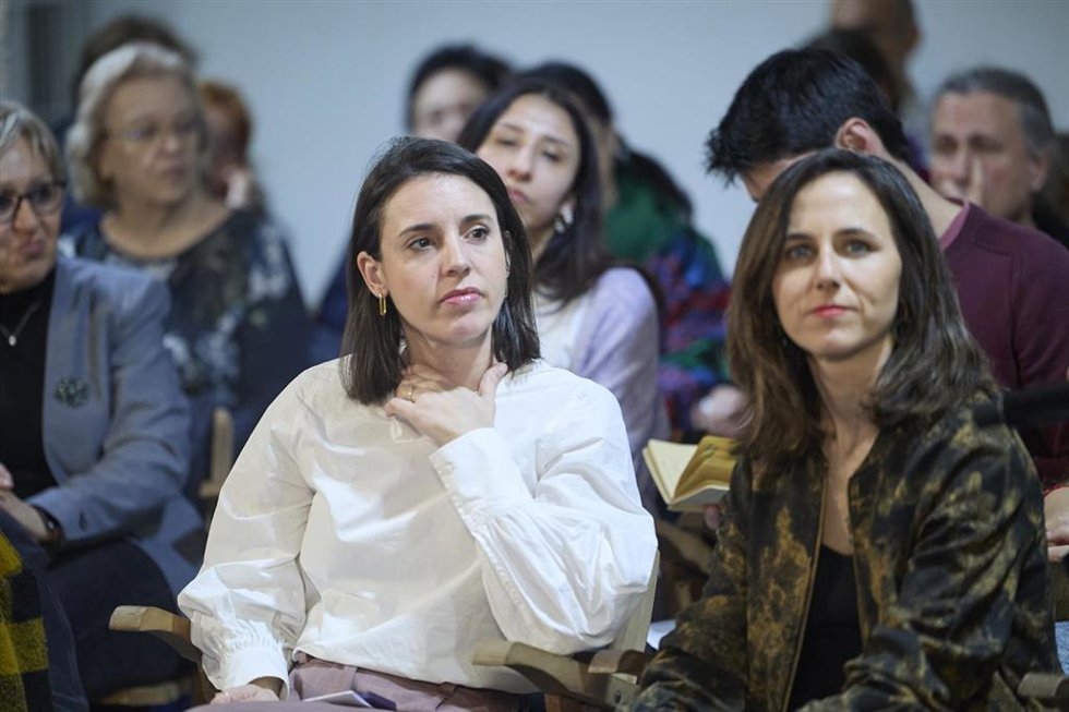 Archivo - La secretaria política de Podemos y eurodiputada, Irene Montero (i), y la secretaria general de Podemos y diputada, Ione Belarra (d), durante un acto de Podemos.