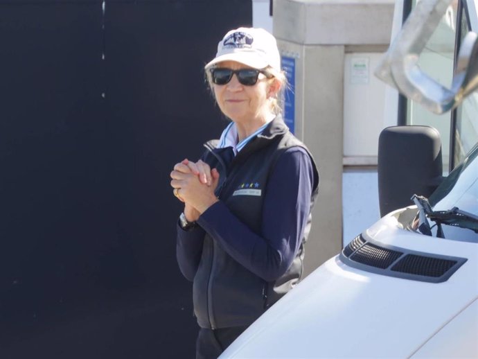 La Infanta Elena a su llegada al puerto deportivo, a 26 de abril de 2025, en Sanxenxo (España).