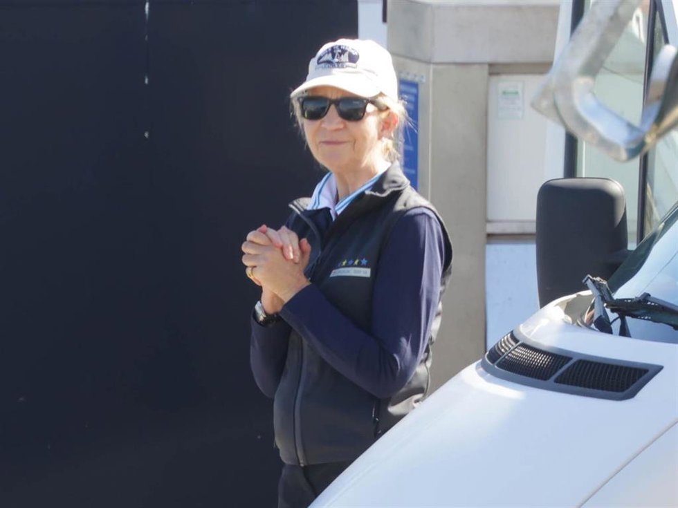 La Infanta Elena a su llegada al puerto deportivo, a 26 de abril de 2025, en Sanxenxo (España).