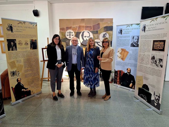 Entrega de ejemplares sobre Nicolás Salmerón al instituto que lleva su nombre en Almería.