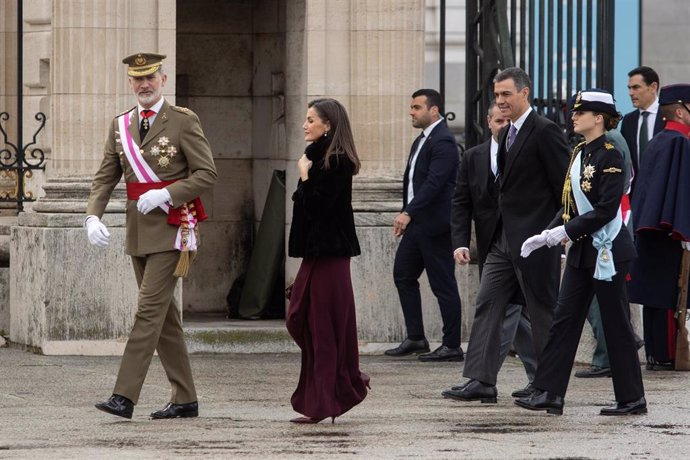 Archivo - El Rey Felipe VI, la Reina Letizia, el presidente del Gobierno, Pedro Sánchez, y la Priincesa Leonor, durante la Pascua Militar, en el Palacio Real, a 6 de enero de 2025, en Madrid (España).