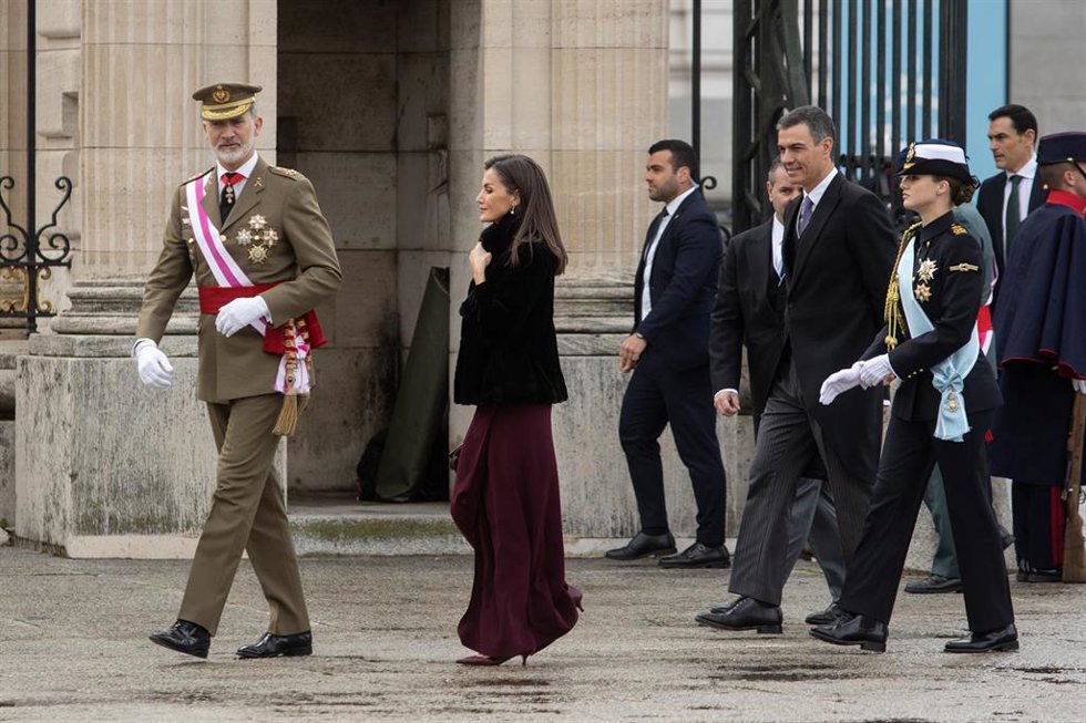 Archivo - El Rey Felipe VI, la Reina Letizia, el presidente del Gobierno, Pedro Sánchez, y la Priincesa Leonor, durante la Pascua Militar, en el Palacio Real, a 6 de enero de 2025, en Madrid (España).