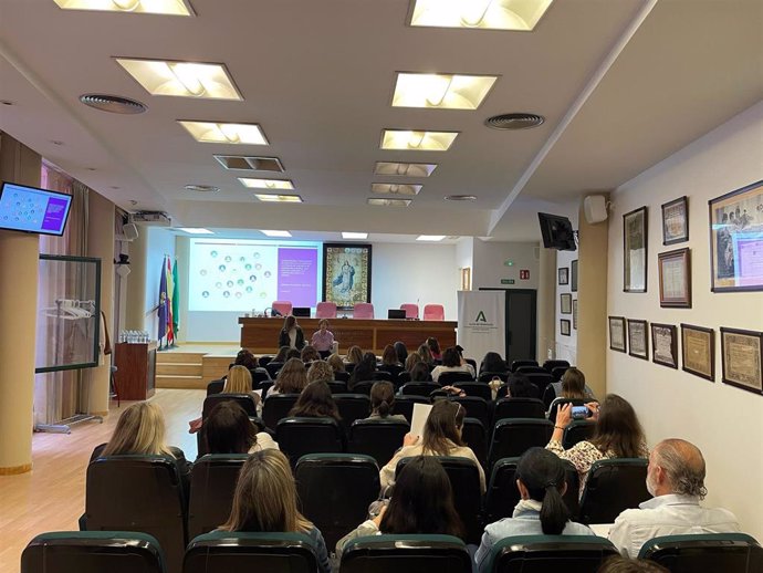 Formación al personal de los centros de la mujer.