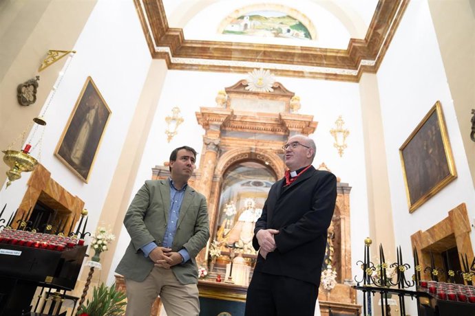 El vicepresidente de la Diputación, Fernando Giménez, junto al rector del santuario de Tices, Antonio Cobo.