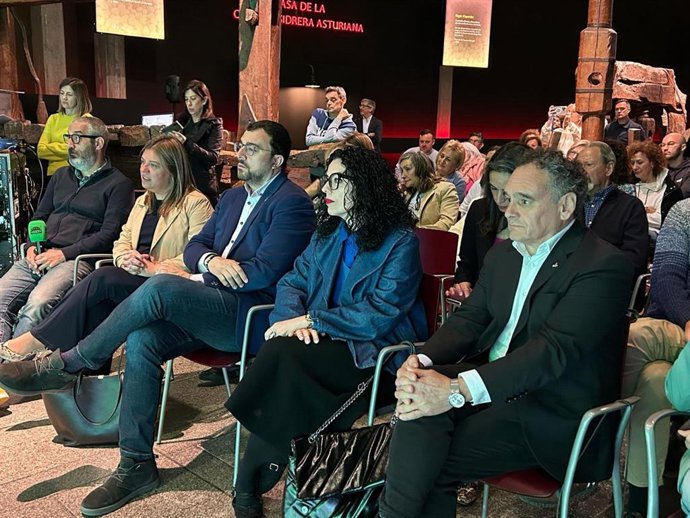 El presidente del Principado, Adrián Barbón, junto a miembros del Gobierno autonómico este domingo en el Museo de la Sidra de Nava.