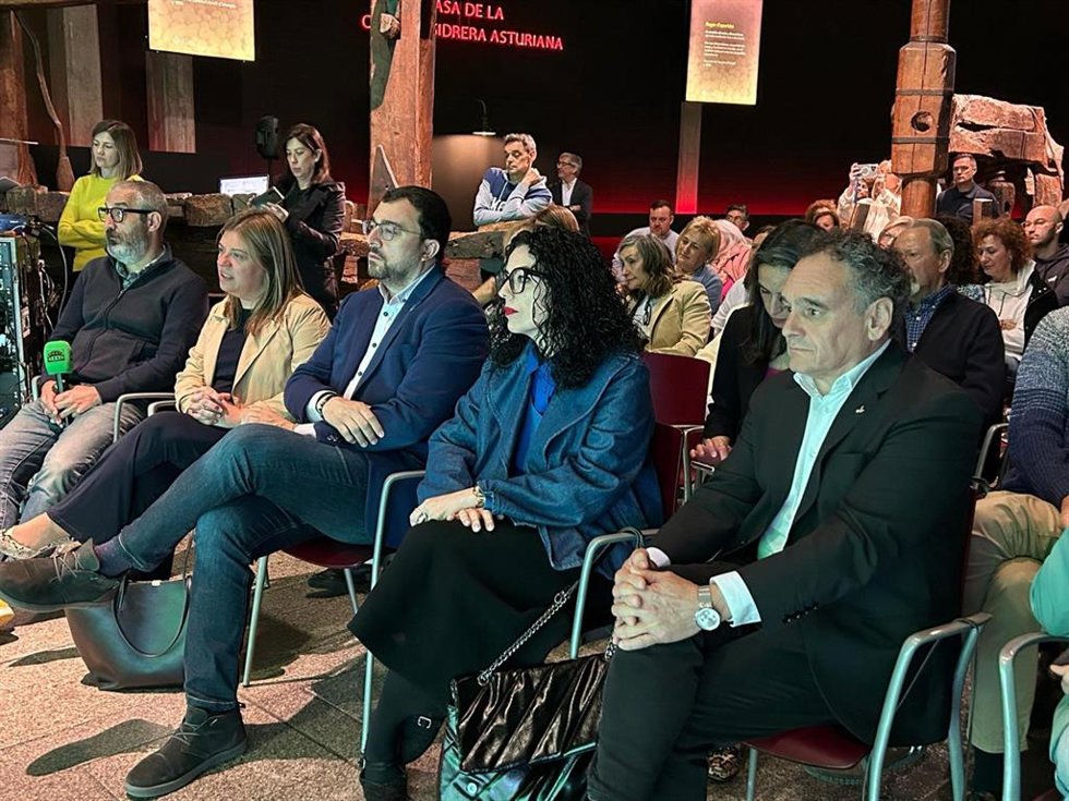El presidente del Principado, Adrián Barbón, junto a miembros del Gobierno autonómico este domingo en el Museo de la Sidra de Nava.