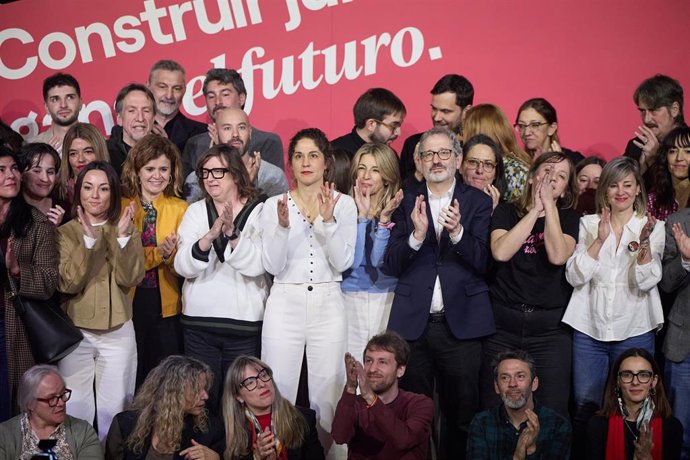 Foto de familia durante la clausura de la Asamblea Estatal de Sumar, en el Teatro Alcázar, a 30 de marzo de 2025, en Madrid (España). Movimiento Sumar ha celebrado este fin de semana su Asamblea Estatal bajo el lema ‘Construir juntas, ganar el futuro’.