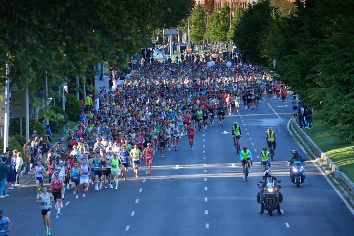 Cientos de personas participan en la 47ª edición del Zurich Rock 'N' Roll Running Series, a 27 de abril de 2025, en Madrid (España). 