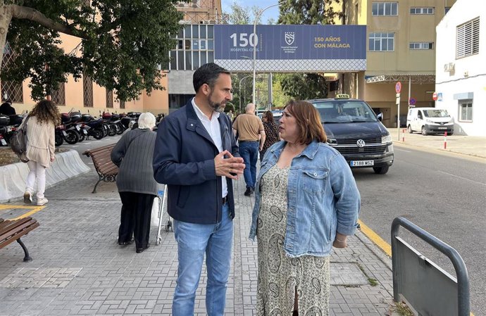 El portavoz socialista, Daniel Pérez, y la responsable de asuntos sanitarios en este grupo, Carmen Martín.