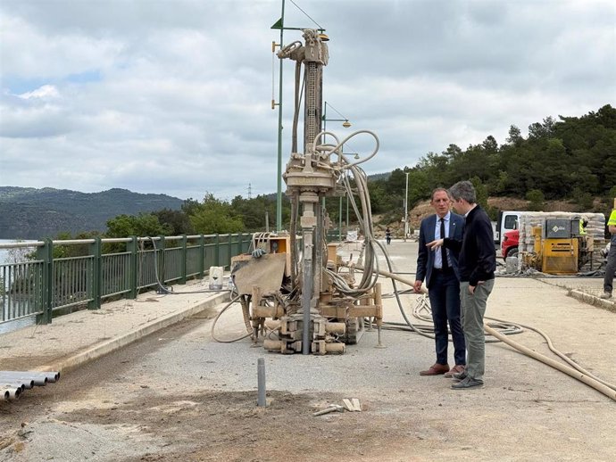 El director técnico de la Confederación Hidrográfica del Ebro, Ramón Lúquez, y el subdelegado del Gobierno en Lleida, José Crespín, visitaron el viernes los trabajos de sellado en Rialb