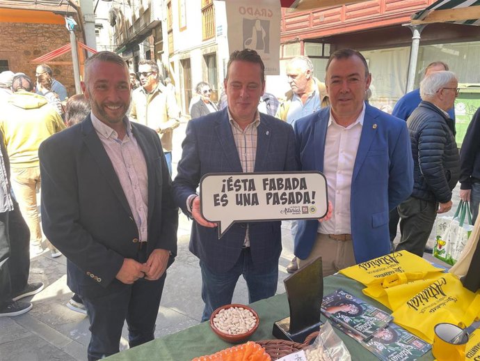 Sergio Suárez, presidente de la IGP; Marcelino Marcos, consejero de Medio Rural; y José Luis Trabanco, alcalde de Grado.