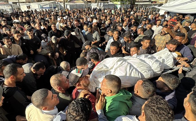 26 de abril de 2025, Deir El-Balah, Faixa de Gaza, Território Palestino: Palestinos que perderam a vida em um ataque do exército israelense a um café em Deir al-Balah, no centro da Faixa de Gaza, chegam ao Hospital dos Mártires de Al-Aqsa, em 26 de abril 