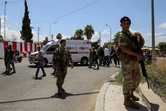 Archivo - Arquivo - 10 de agosto de 2024, Sidon, Sidon, Líbano: Soldados do exército libanês protegem uma área enquanto uma ambulância transportando o corpo do comandante do Hamas, Samer al-Hajj, entra no campo de refugiados palestinos de Ain al-Hilweh, n