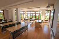 La Junta da luz verde a un centro privado de Marbella para que imparta seis títulos de una universidad londinense