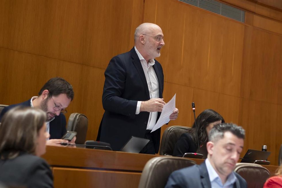 El diputado socialista Álvaro Burrell durante su intervención en el pleno de las Cortes de Aragón