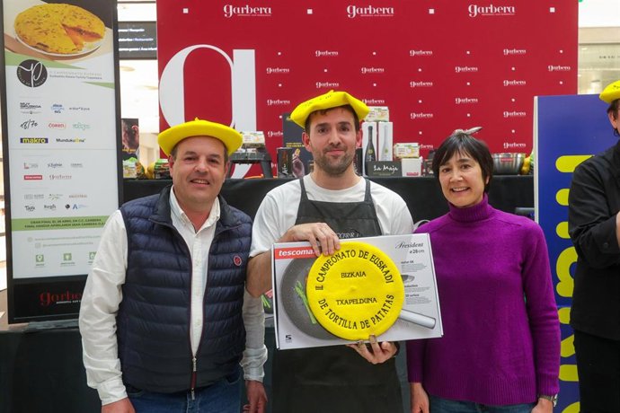 El cocinero Andoni Ibarguren, de Bilbao, vencedor del cCmpeonato de tortillas de papatas de Euskadi