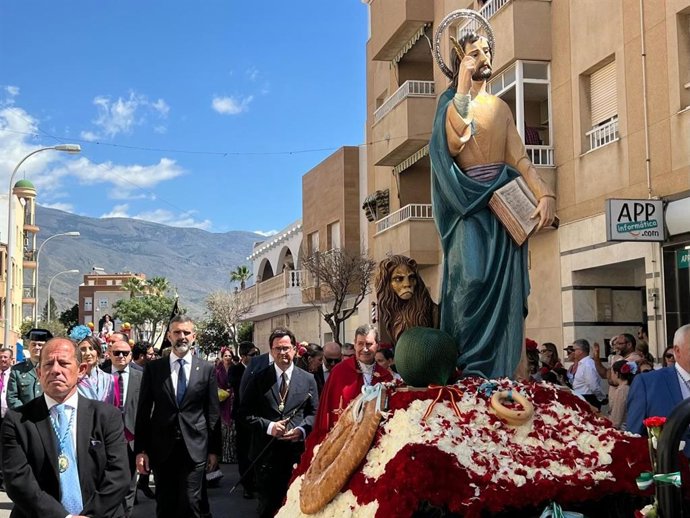 El consejero de Agricultura, Pesca, Agua y Desarrollo Rural, Ramón Fernández- Pacheco, durante la procesión de San Marcos en El Ejido (Almería).