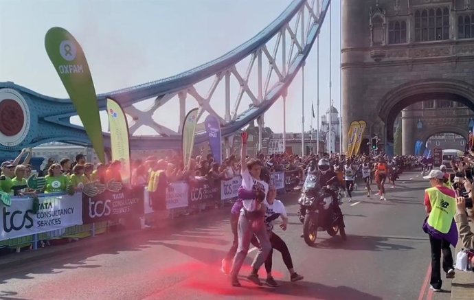 Ativistas do Youth Demand invadem a Maratona de Londres