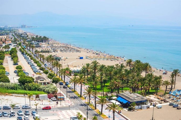 Archivo - Playa en Torremolinos, en una imagen de archivo.