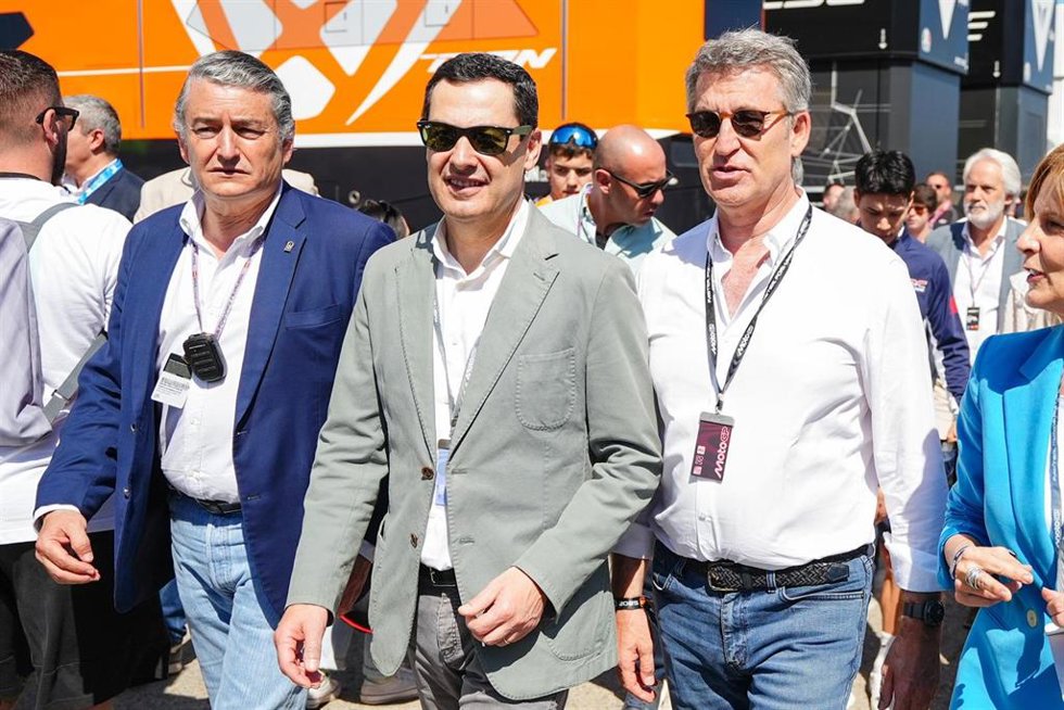 El presidente de la Junta de Andalucía, Juanma Moreno, junto al líder del PP, Alberto Núñez Feijóo, y el consejero de la Presidencia, Interior, Diálogo Social y Simplificación Administrativa, Antonio Sanz.