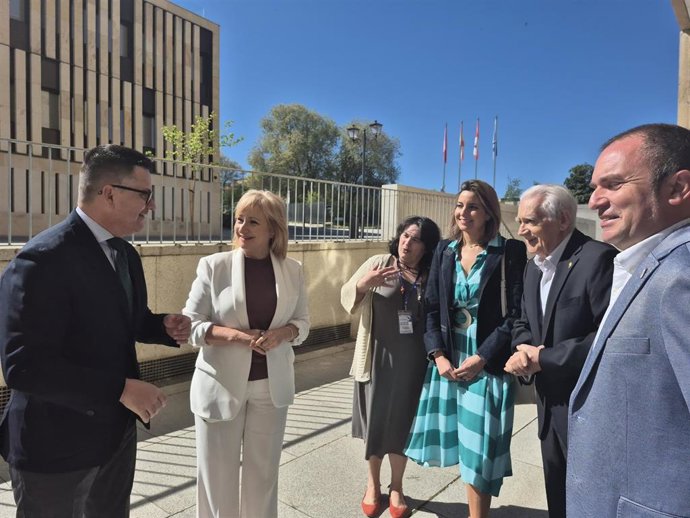 La consejera de Industria, Comercio y Empleo, Leticia García, y el conselleiro de Emprego, Comercio e Emigración, José González, junto a otras personas en la celebración del Día de Galicia en CyL, en Salamanca.