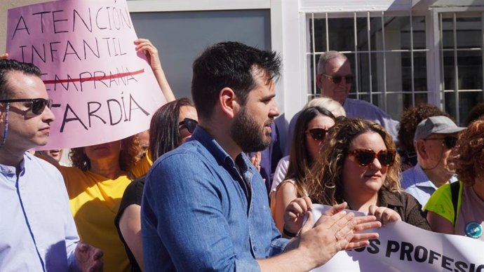 El secretario adjunto a la Secretaría de Organización del PSOE-A, Alejandro Moyano, en la manifestación por la Atención Temprana en Sevilla.