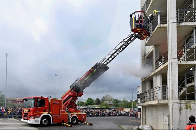 Una demostración de los bomberos de Santander en su jornada de puertas abiertas