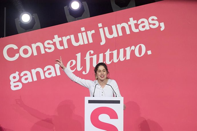 A nova coordenadora geral do Sumar, Lara Hernández, discursa durante o encerramento da Assembleia Estadual do Sumar, no Teatro Alcázar, em 30 de março de 2025, em Madri (Espanha). O Movimiento Sumar realizou sua Assembleia Estadual neste fim de semana em 