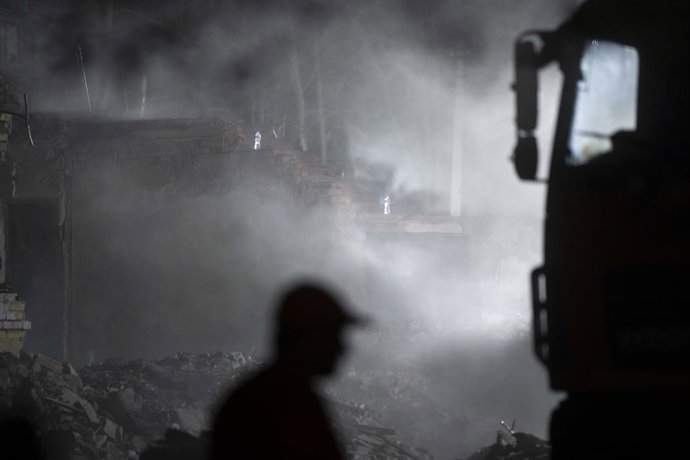 24 de abril de 2025, Kiev, cidade de Kiev, Ucrânia: Ao cair da noite em Kiev, os serviços de resgate continuam a trabalhar no local do impacto após um ataque de míssil russo na capital da Ucrânia, Kiev, que atingiu uma área residencial no distrito de Svia