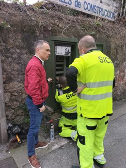 El alcalde de Corvera, Iván Fernández, durante la reparación de los semáforos.