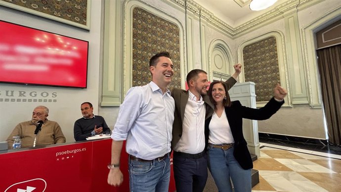 Josué Temiño junto a Esther Peña tras ser elegido secretario general de la Agrupación Municipal del PSOE de Burgos.