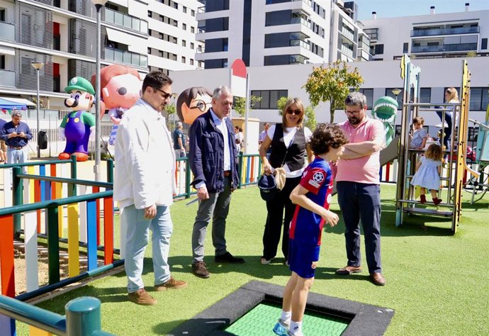 El alcalde de Sevilla, José Luis Sanz, durante la inauguración del Parque Infantil de la Plaza Antinoo en Sevilla Este.