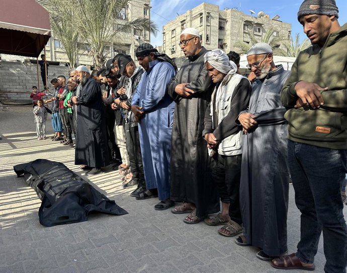 27 de abril de 2025, Khan Yunis, Faixa de Gaza, Território Palestino: Palestinos se despedem de três pessoas mortas em um ataque aéreo israelense, incluindo uma criança e um pescador, no Hospital Nasser em Khan Yunis, no sul da Faixa de Gaza, em 27 de abr