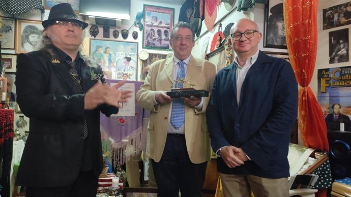 El capataz portuense Jesús Delgado González recibe el IV Llamador de Bronce.