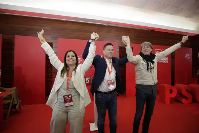 Nuria Rubio, Javier Alfonso Cendón e Carlos Martínez no encerramento do XV Congresso Provincial do PSOE de León.
