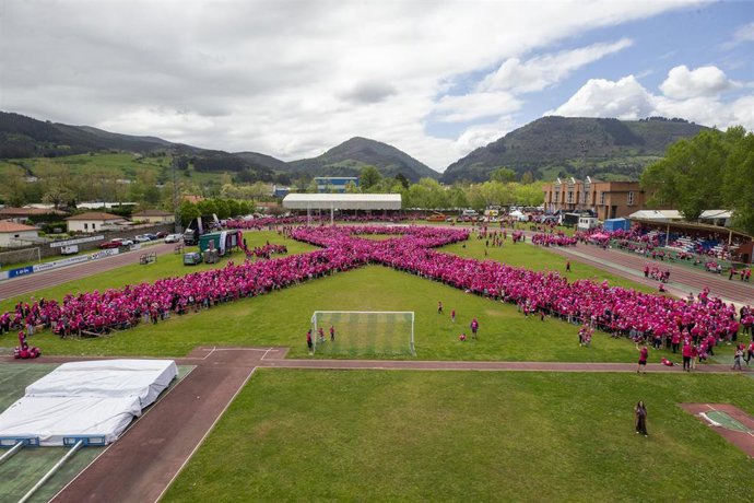 Más de 7.000 personas participan en el 'Lazo rosa' de Luchemos por la Vida, que no consigue el Récord Guinness