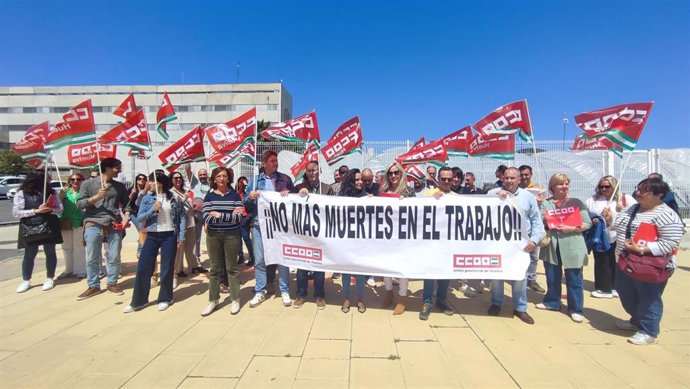 Concentración de CCOO Huelva por la "elevada" siniestralidad laboral.