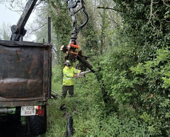 Operarios trabajando en el cauce del río Noreña.