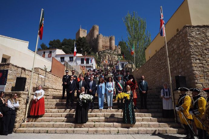 Izado de bandera previo a la recreación de la Batalla de Almansa.