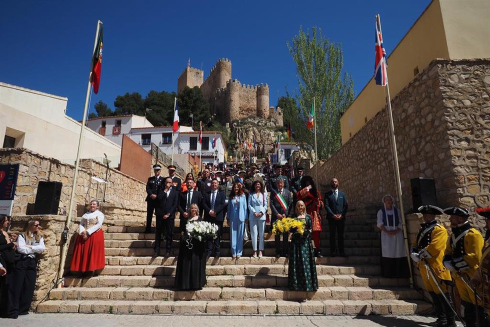 Izado de bandera previo a la recreación de la Batalla de Almansa.